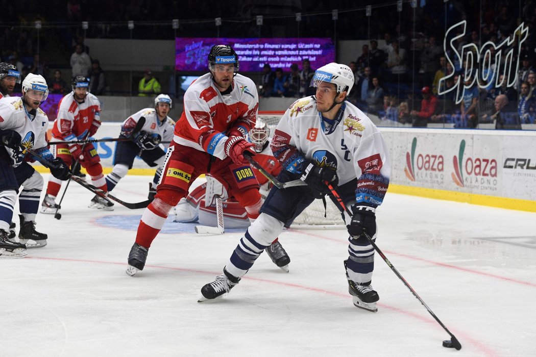 Kladenský kapitán Jakub Strnad s kotoučem během duelu s Olomoucí