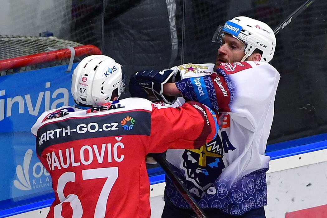 Kladenský bek Michal Barinka se pošťuchuje s Matejem Paulovičem z Pardubic