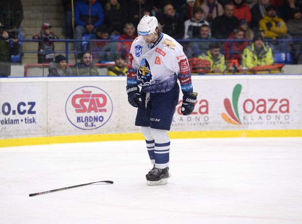 Jaromír Jágr vzteky odhodil svojí hokejku a odjíždí z ledu s velkým zklamáním Jaromír Jágr vzteky odhodil svojí hokejku a odjíždí z ledu s velkým zklamáním