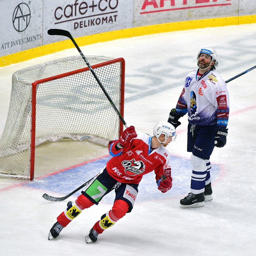 Naštvaný Jaromír Jágr po pátém inkasovaném gólu od Pardubic, kterým stvrdily důležité vítězství o záchranu