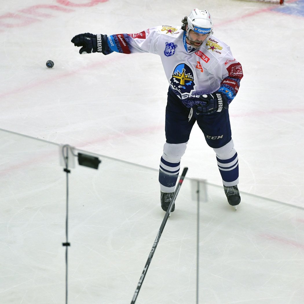 Jaromír Jágr ve vzteku odhodil svojí dlouhou hokejku