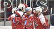 Pardubičtí hokejisté se radují z gólu Radoslava Tybora (uprostřed)