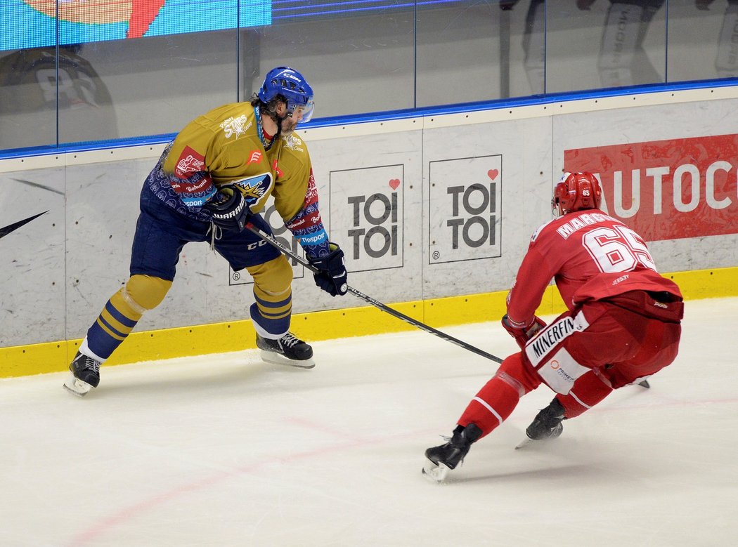 Kladenský matador Jaromír Jágr v duelu s Třincem