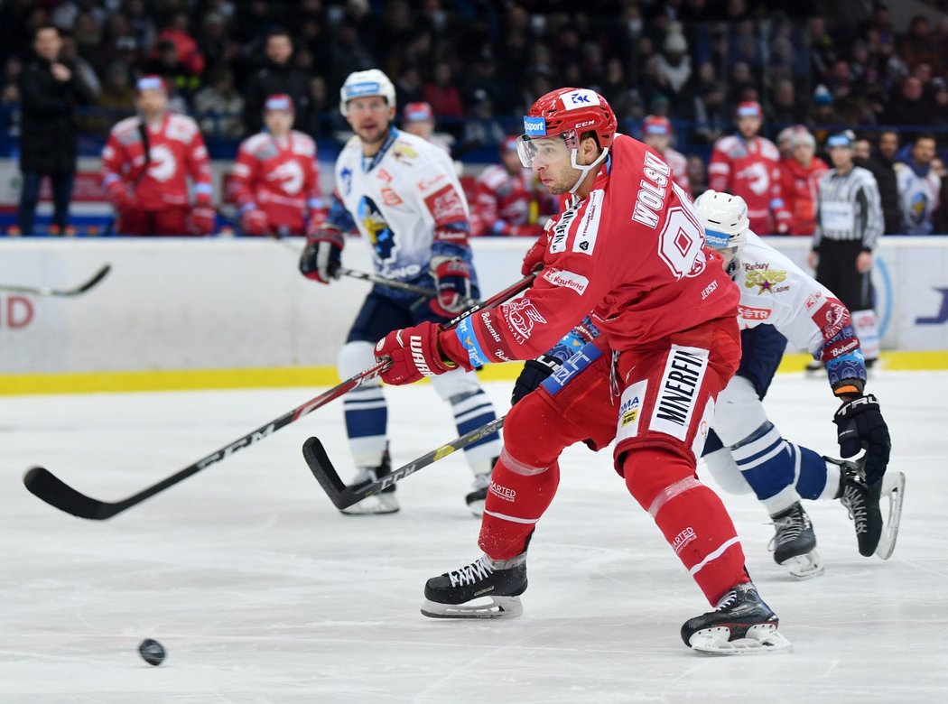 Třinecký útočník Wojtek Wolski pálí v zápase proti Kladnu