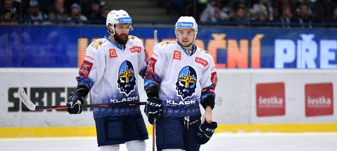 Slovenští Rytíři Marek Hovorka (vlevo) a Martin Réway na ledě