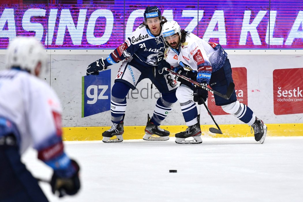 Vítkovický útočník Alexandre Mallet v souboji s Rytířem Ladislavem Zikmundem