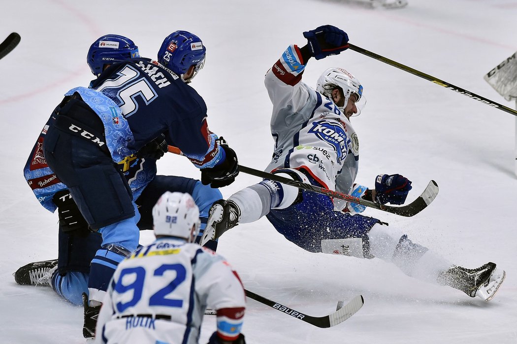 Kapitán Komety Martin Zaťovič padá po souboji s kladenskými Rytíři