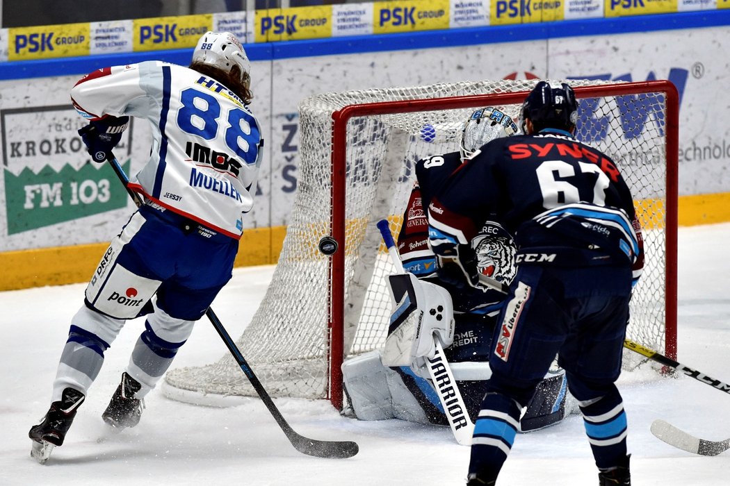 Americký střelec Peter Mueller ohrozil libereckou branku Dominika Hrachoviny