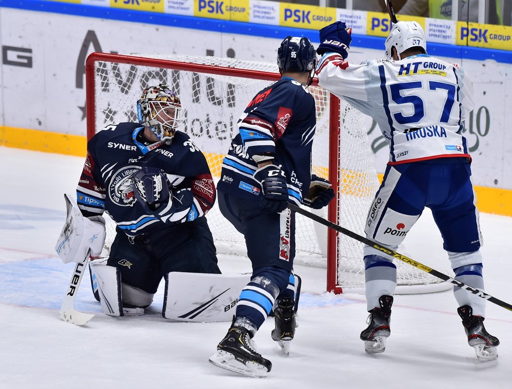 Liberecký brankář Justin Peters inkasuje gól od Komety