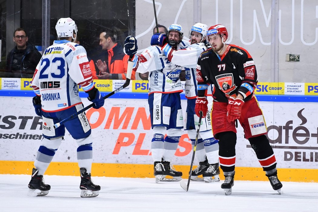 Hokejisté Komety se radují z gólu, o který se postaral šestnáctiletý debutant Jakub Brabenec (uprostřed)