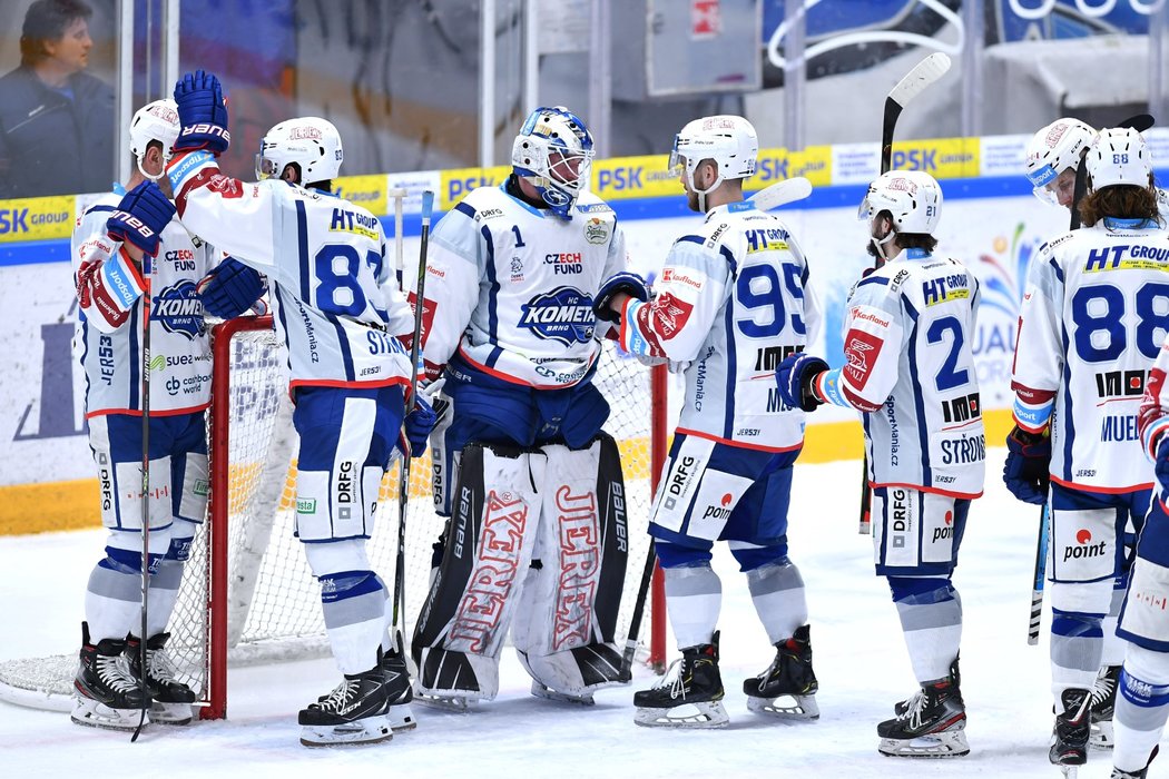 Hráči Komety Brno slaví domácí vítězství s brankářem Markem Čiliakem