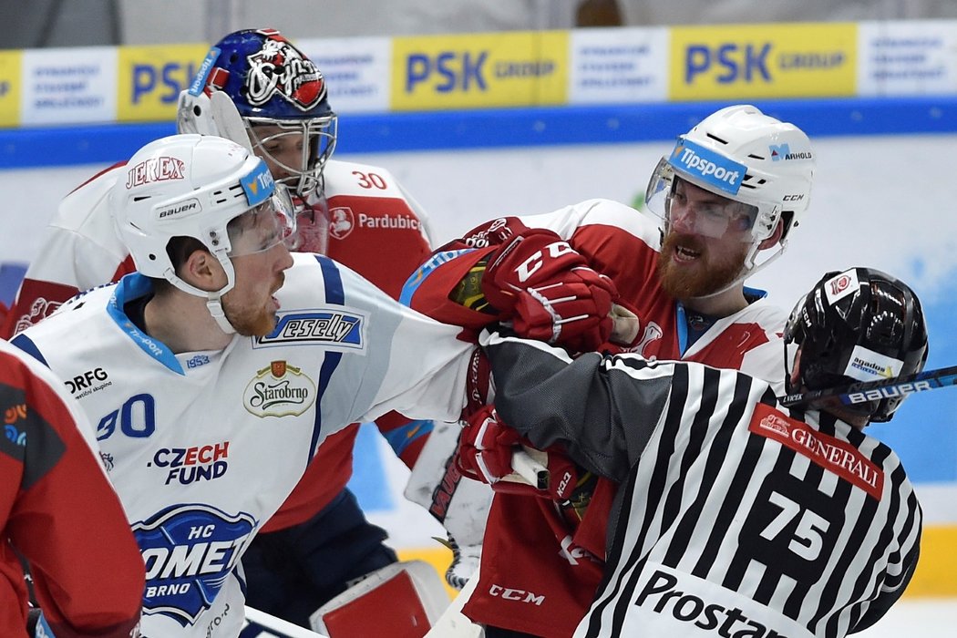 Útočník Komety Jakub v Lev v potyčce s pardubickým bekem Rhettem Hollandem