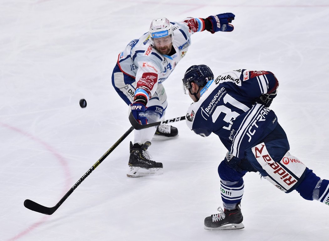 Brněnský obránce Michal Gulaši neúspěšně zabránil ve střele Dominiku Lakatošovi z Vítkovic