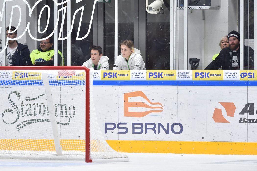 Brankář Marek Čiliak (vpravo), který je na hostování ve Zlíně z Komety odmítl nastoupit do utkání proti svému Brnu a tak sledoval zápas z pozice diváka