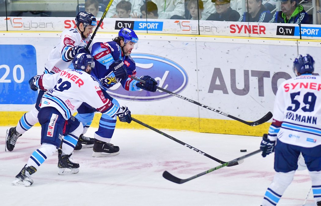 Jaromír Jágr se snaží s pukem vymanit z libereckého obklíčení