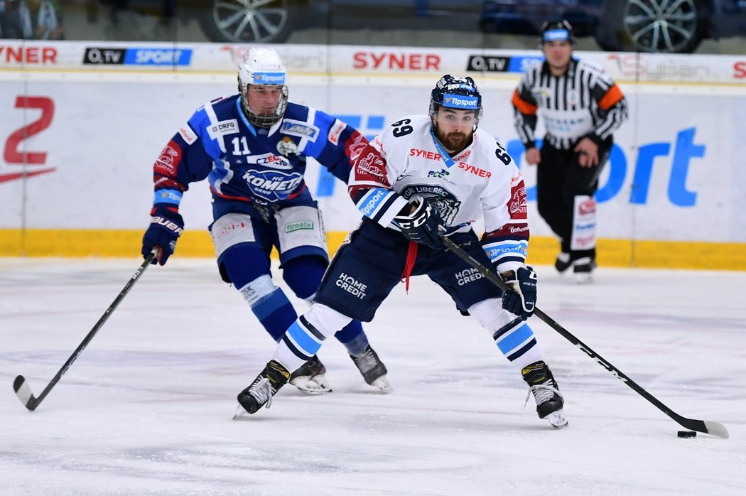 Liberecký rychlík Marek Zachar ujíždí brněnskému bekovi Stanislavu Svozilovi