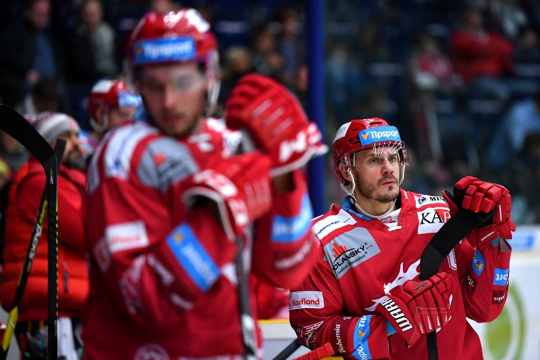 Třinecký bek Lukáš Krajíček (vpravo) smutní po prohře 0:5 v Liberci