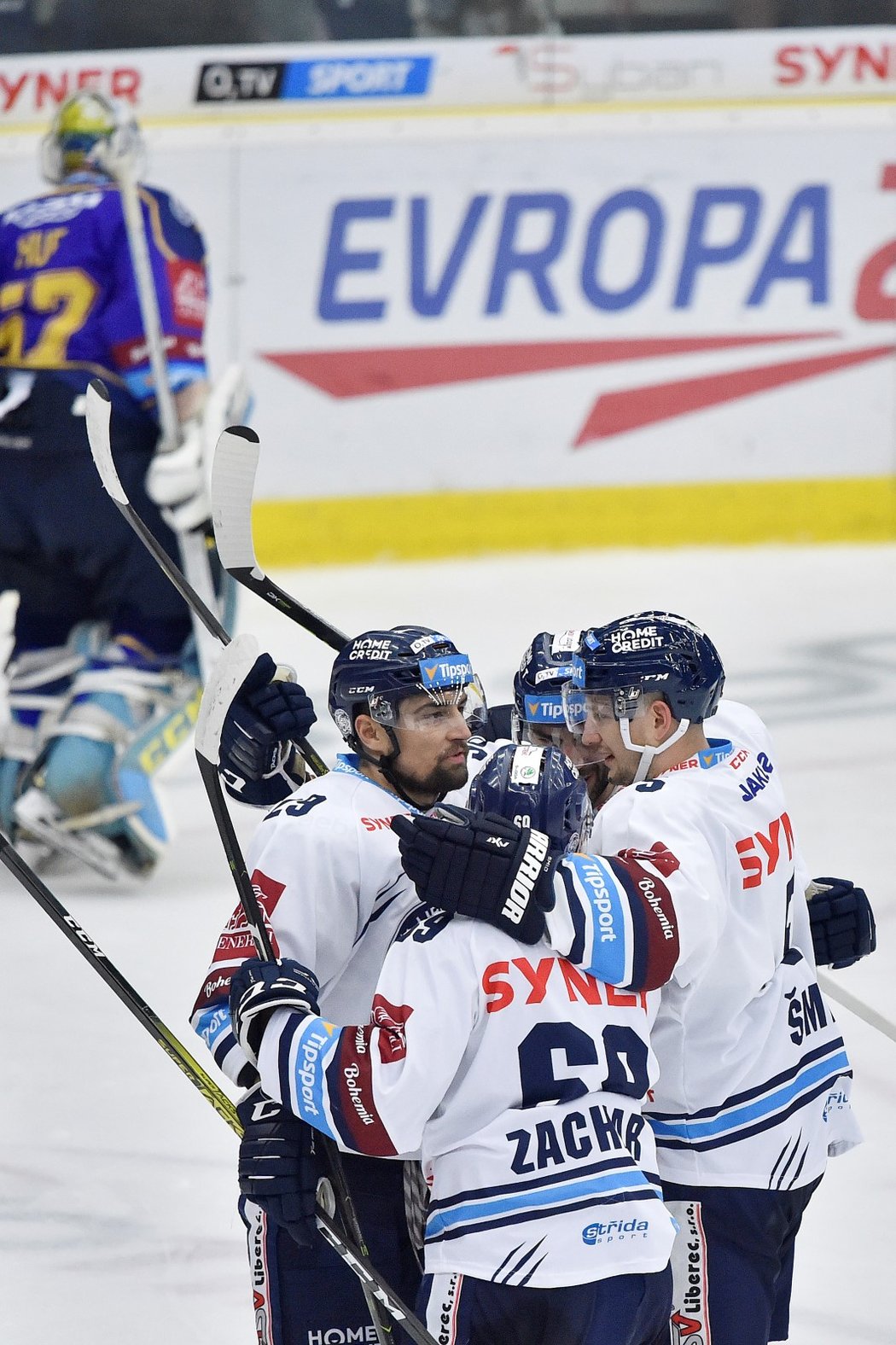 Liberečtí hokejisté oslavují vstřelenou branku