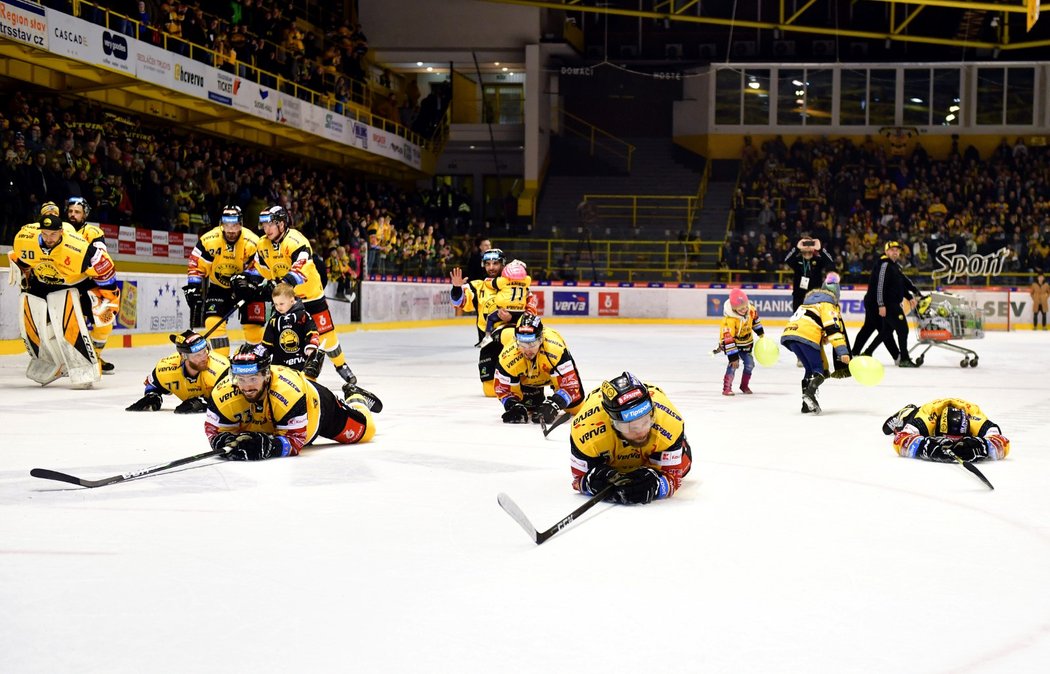 Hokejisté Litvínova slaví záchranu v Tipsport extralize