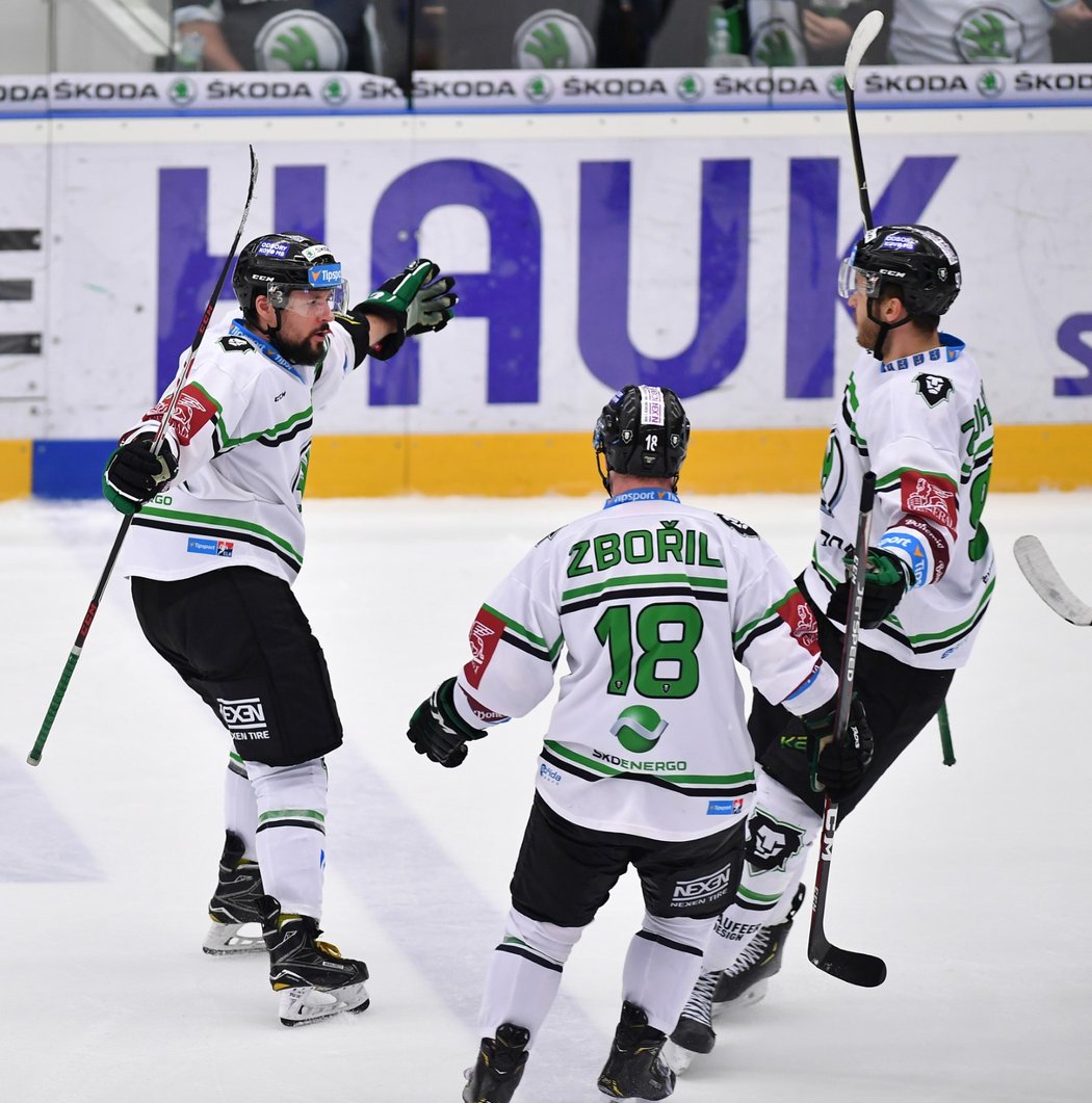 Hokejisté Mladé Boleslavi se radují z trefy obránce Marka Hrbase (vlevo)