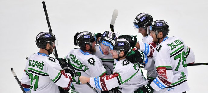 Hokejisté Mladé Boleslavi oslavují premiérový gól sedmnáctiletého obránce Karla Klikorky (uprostřed), kterým poslal Bruslaře do vedení