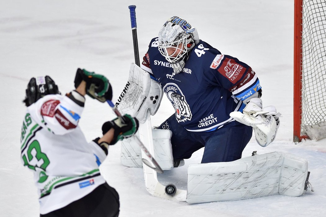 Liberecký gólman Dominik Hrachovina čelí dělovce od mladoboleslavského soupeře