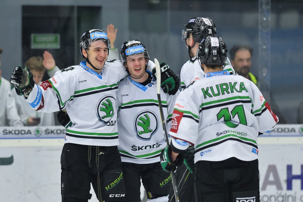 Mladoboleslavští hokejisté se radují z druhé trefy útočníka Davida Šťastného (vlevo)