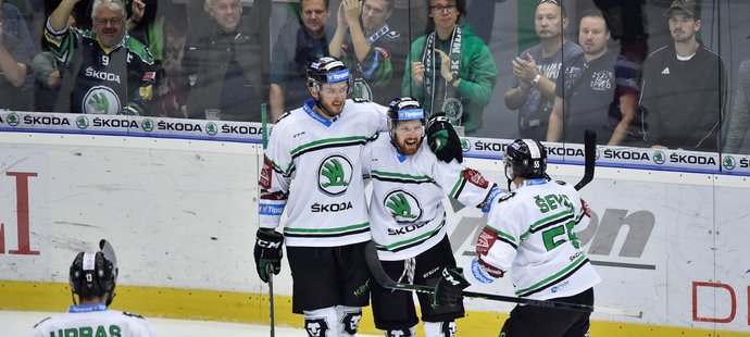 Mladoboleslavští hokejisté oslavují vstřelený gól
