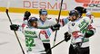 Mladoboleslavští hokejisté se radují z gólu zkušeného útočníka Jakuba Klepiše (vpravo)