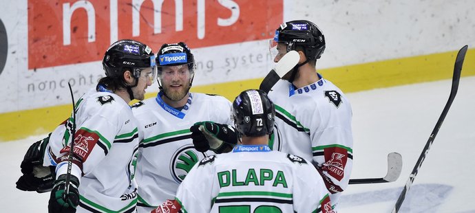 Mladoboleslavští hokejisté se radují z druhého gólu útočníka Ondřeje Najmana (vlevo)