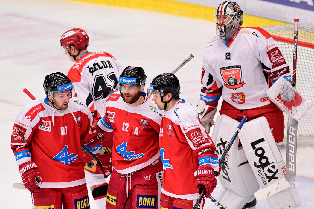 Olomoučtí útočníci (zleva) Pavel Musil, Jan Knotek a Lukáš Nahodil se radují z překonání hradeckého brankáře Marka Mazance