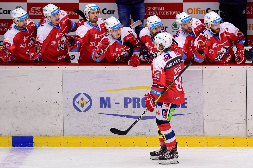 Pardubický útočník Denis Kusí slaví vstřelenou branku s parťáky