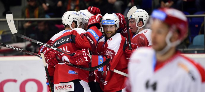 Pardubičtí hokejisté se radují z vítězství ve východočeském derby nad Hradcem Králové