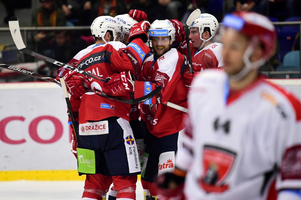 Pardubičtí hokejisté se radují z vítězství ve východočeském derby nad Hradcem Králové