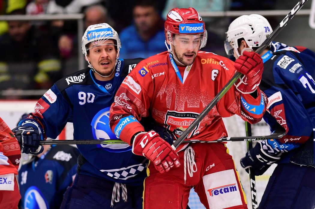 Plzeňský bek Roman Vráblík v souboji s hradeckým útočníkem Lukášem Cingelem