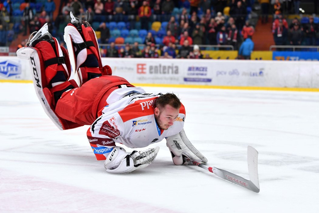 Fantom Mountfieldu HK Marek Mazanec děkuje fanouškům za podporu po domácím vítězství