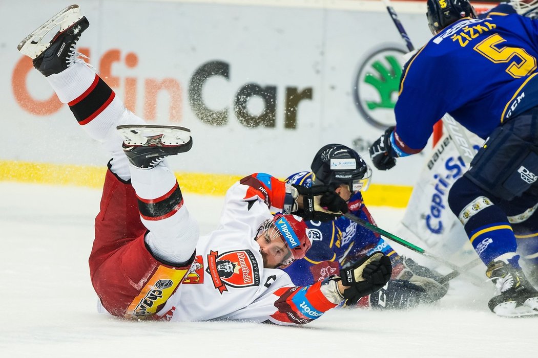 Hradecký kapitán Radek Smoleňák padá k ledu v duelu se Zlínem