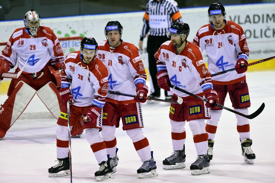 Olomoučtí hokejisté (zleva) František Skladaný, Jan Švrček, Martin Vyrůbalík a Vilém Burian před brankářem Janem Lukášem