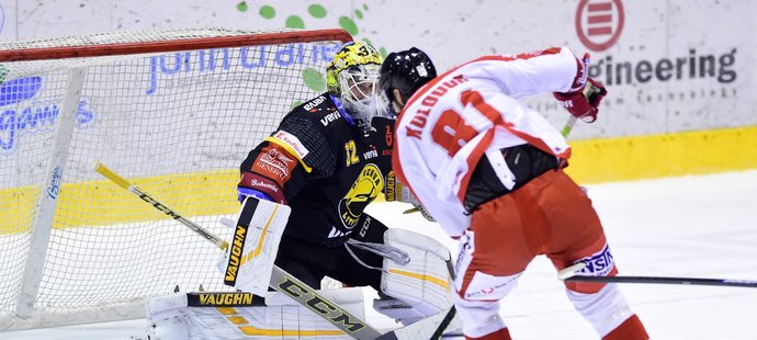 Petr Kolouch z Olomouce překonává brankáře Litvínova Jaroslava Januse