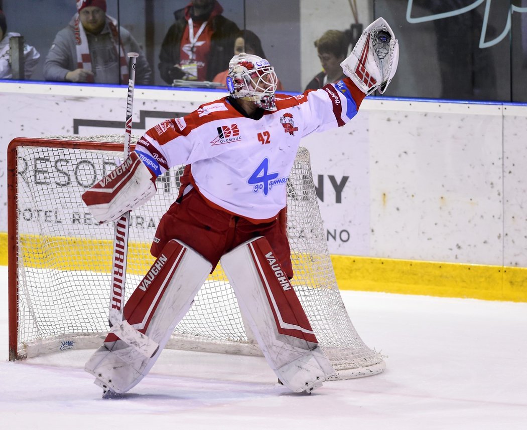 Olomoucký brankář Branislav Konrád chytá kotouč ve stoje