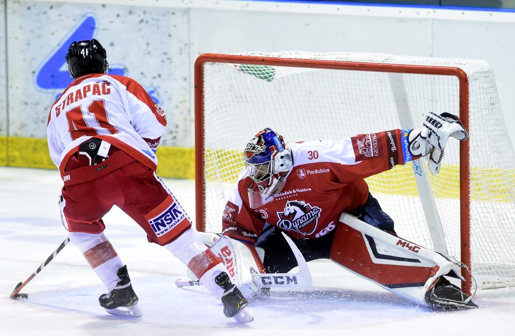 Zkušený gólman Jakub Štěpánek si připsal první start za Pardubice v nové sezoně na ledě Olomouce