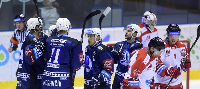 Plzeňští hokejisté se radují z gólu na ledě Olomouce