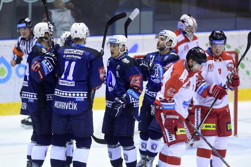 Plzeňští hokejisté se radují z gólu na ledě Olomouce