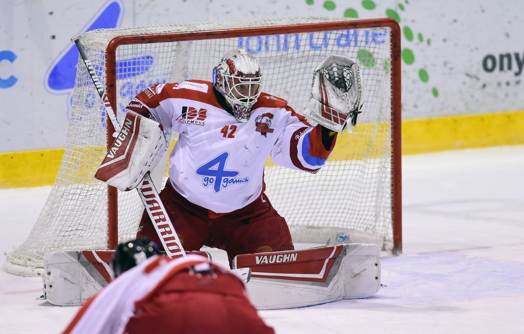 Brankář Olomouce Branislav Konrád se chystá zasáhnout