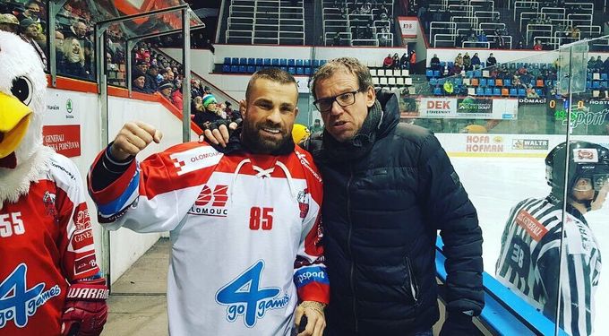 Vémola v rodné Olomouci na Spartě: Teď útočím na hokej. Byl i v šatně Vémola v rodné Olomouci na Spartě: Teď útočím na hokej. Byl i v šatně