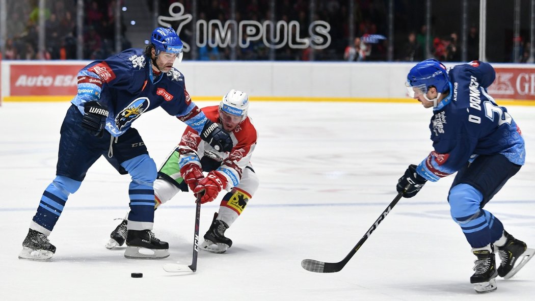 Kladenský matador Jaromír Jágr v souboji o kotouč během duelu v Pardubicích