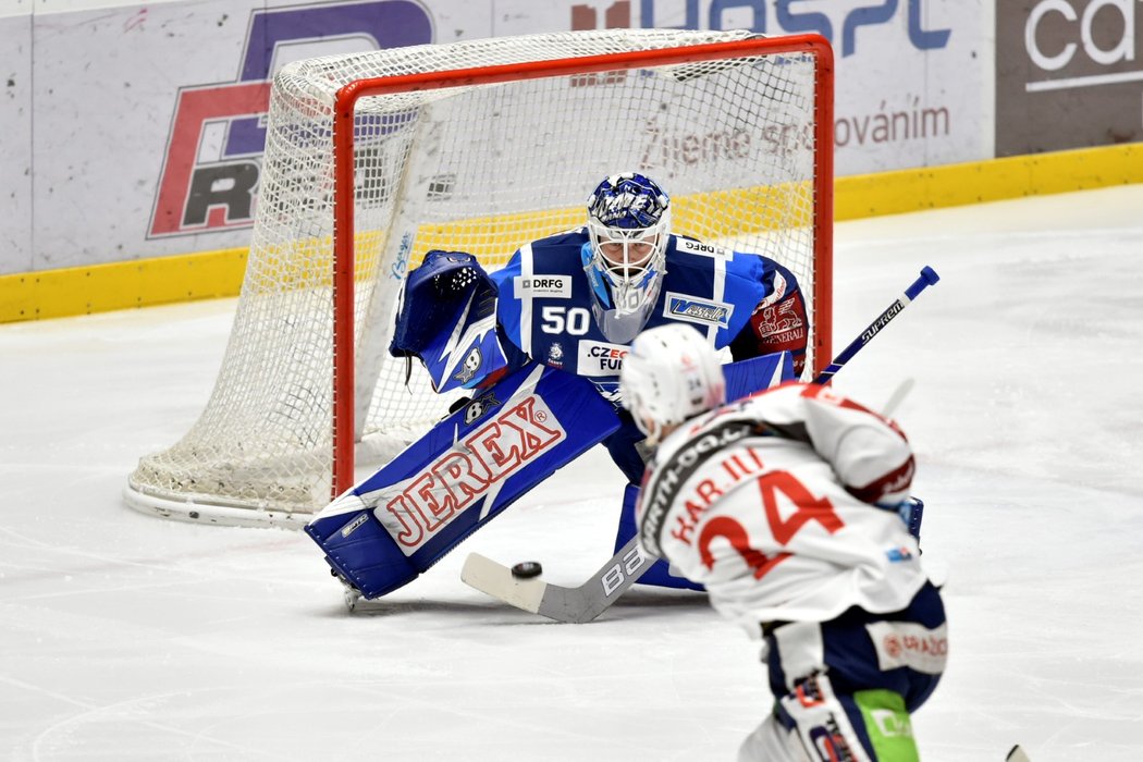 Pardubický útočník Johan Harju pálí na brankáře Komety Karla Vejmelku