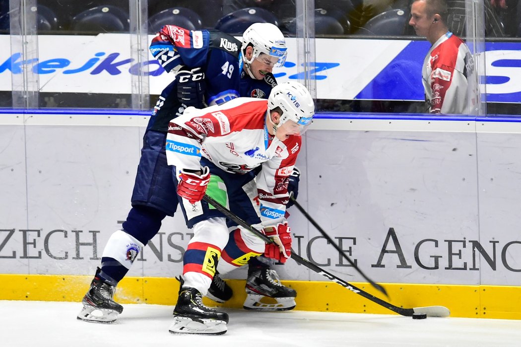 Plzeňský bek Vojtěch Budík v souboji o kotouč s Matějem Blümelem z Pardubic