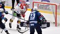Pardubický útočník Jan Mandát překonává plzeňskou obranu