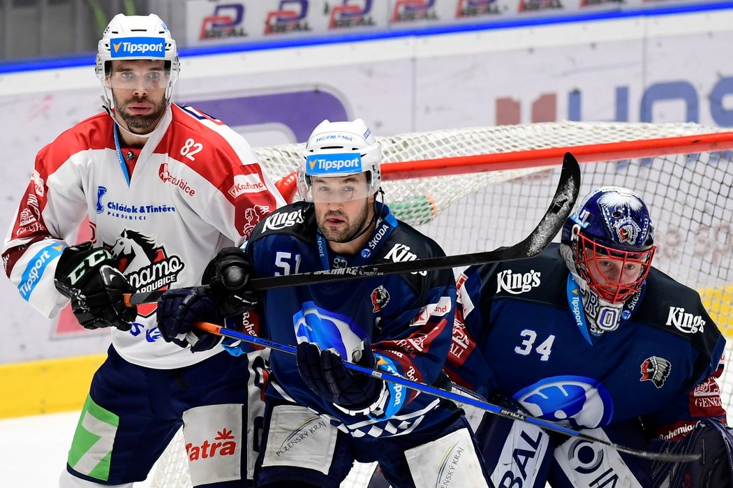 Pardubický útočník Michal Vondrka se snaží narušit plzeňskou obranu tvořenou bekem Lukášem Pulpánem a brankářem Dominikem Frodlem